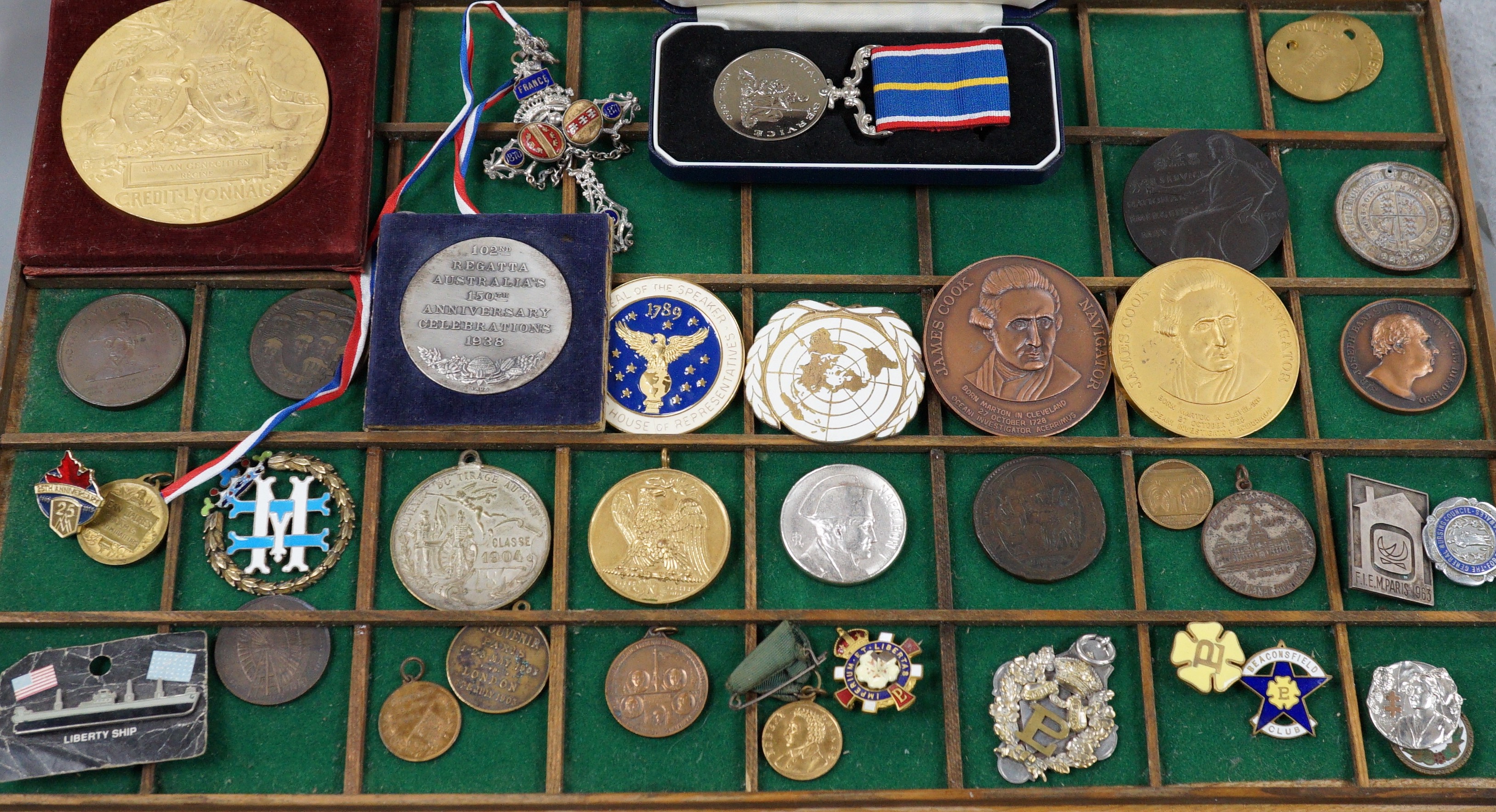 British, French, Australian commemorative medals and badges, to include Nelson, Admiral Vernon, Napoleon, Credit Lyonnaise, French Republic 5 sols 1792, Australia’s 150th anniversary celebrations 1938, Primrose League et